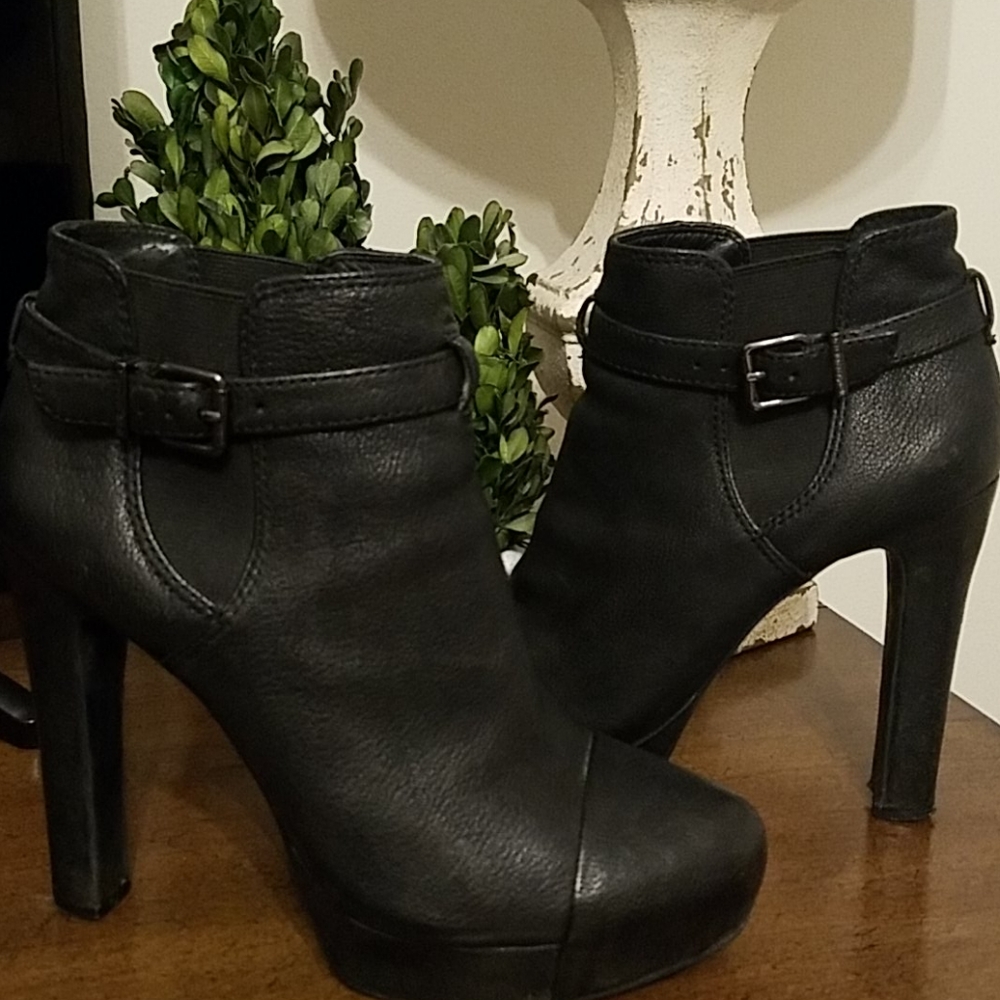 Gianni Bini ankle boots
